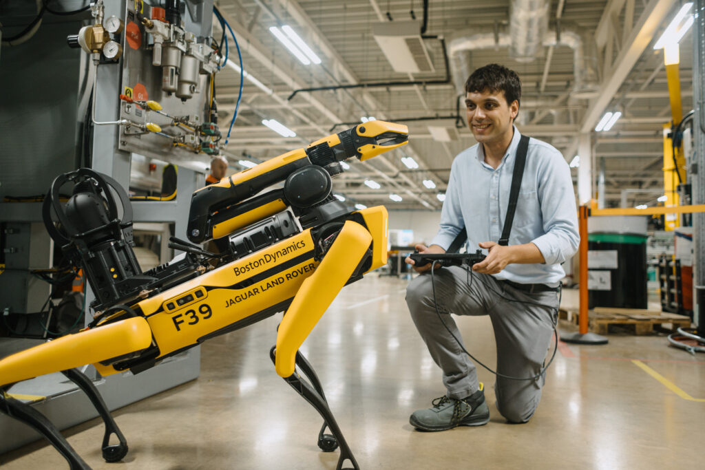 JLR SVELA “ROVER”: IL CANE DA GUARDIA ROBOT 